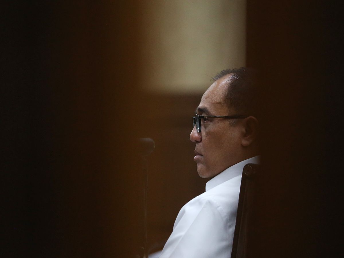 FOTO: Ekspresi Rafael Alun Didakwa Cuci Uang Hasil Korupsi Bareng Istri dari Tahun 2002, Totalnya Rp100,8 miliar