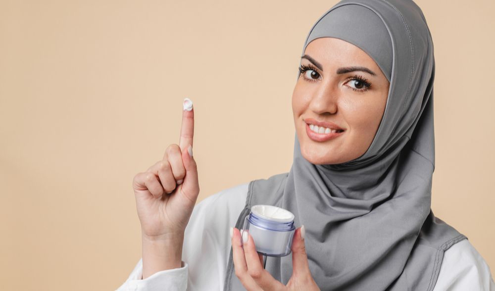 5. Jaga Kelembapan Kulit dengan Moisturizer dan Pilih Pakaian Nyaman Favorit