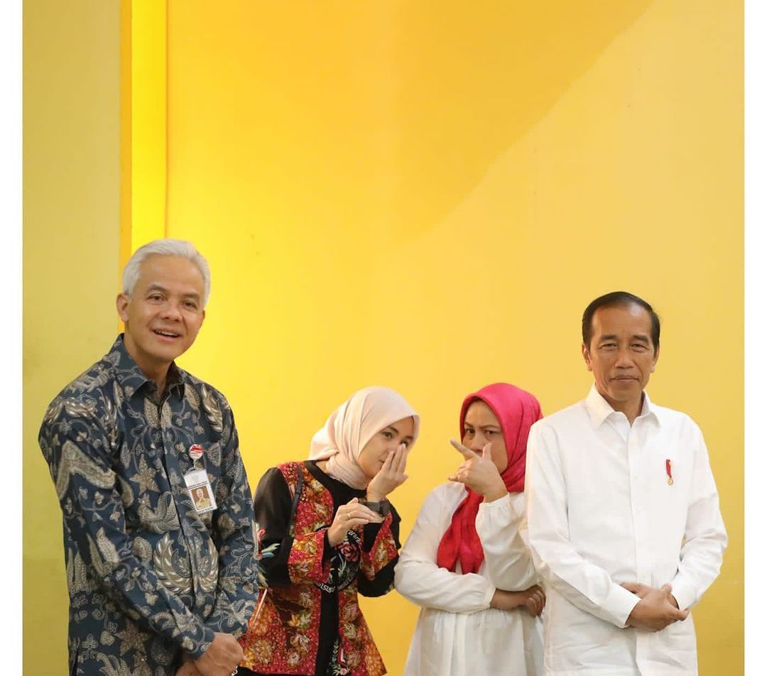 Momen Siti Atikoh Bisik-bisik dengan Iriana Jokowi di Belakang Para Suami, Ganjar: Kami Ngikut Saja