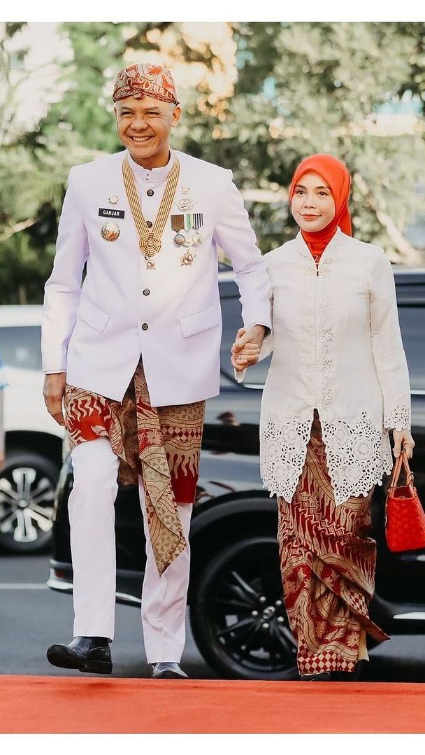 Momen Siti Atikoh Bisik-bisik dengan Iriana Jokowi di Belakang Para Suami, Ganjar: Kami Ngikut Saja<br>