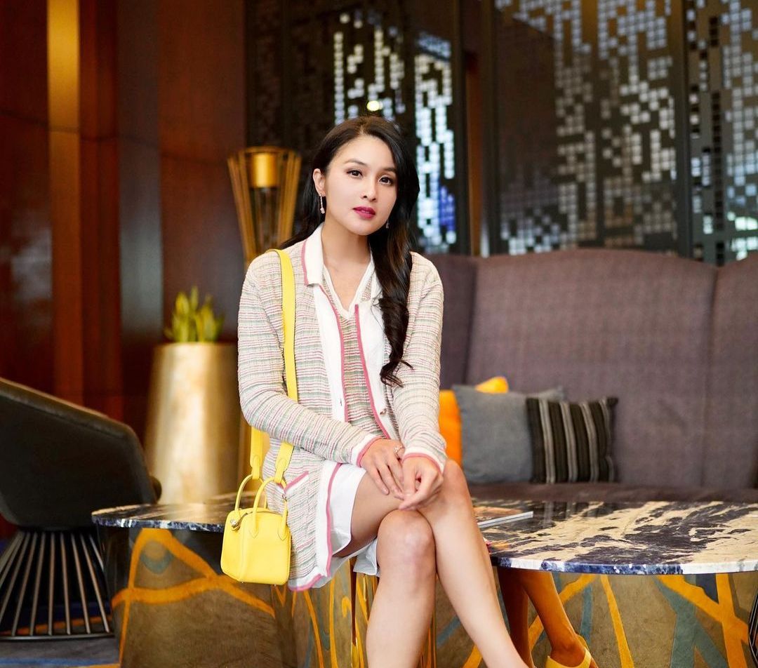 Style All White Head To Toe  Sandra Dewi, Elegan Maksimal!