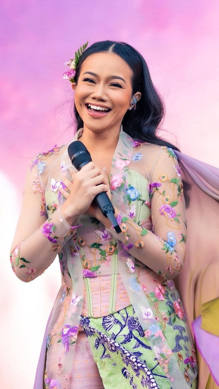 Outfit Etnik Memukau Yura Yunita Saat Tampil di Panggung