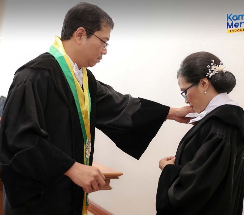 Pasangan ini menemukan cinta di bangku kuliah. Keduanya kemudian bersama-sama menggapai puncak karier sebagai guru besar.
