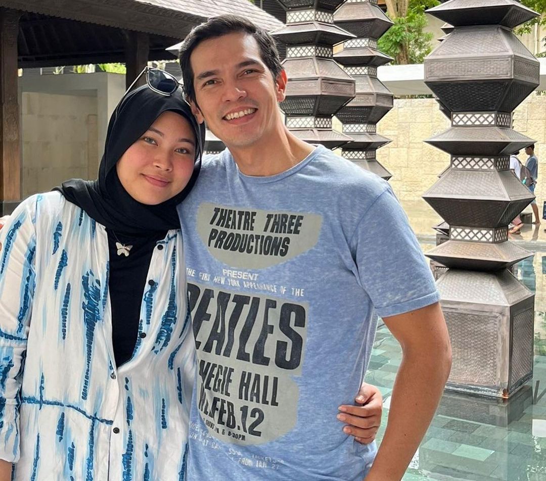 Tetap Santai Berdesakan, 6 Potret Seru Adrian Maulana Naik KRL
