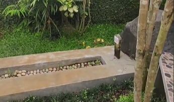 Kuburan di Taman Rumah
