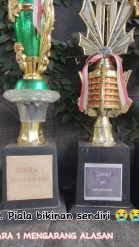 Terdapat beberapa piala yang sengaja dibuat oleh sang papa. Tulisan dalam piala tersebut juga cukup unik. Seperti Juara 1 mengarang alasan hingga Juara 1 lari kenyataan