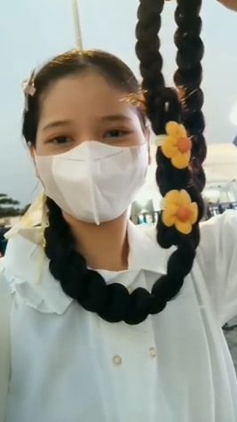 Melalui akun TikToknya @zo__fi12, gadis itu mengaku tak pernah memotong rambutnya sejak bayi.