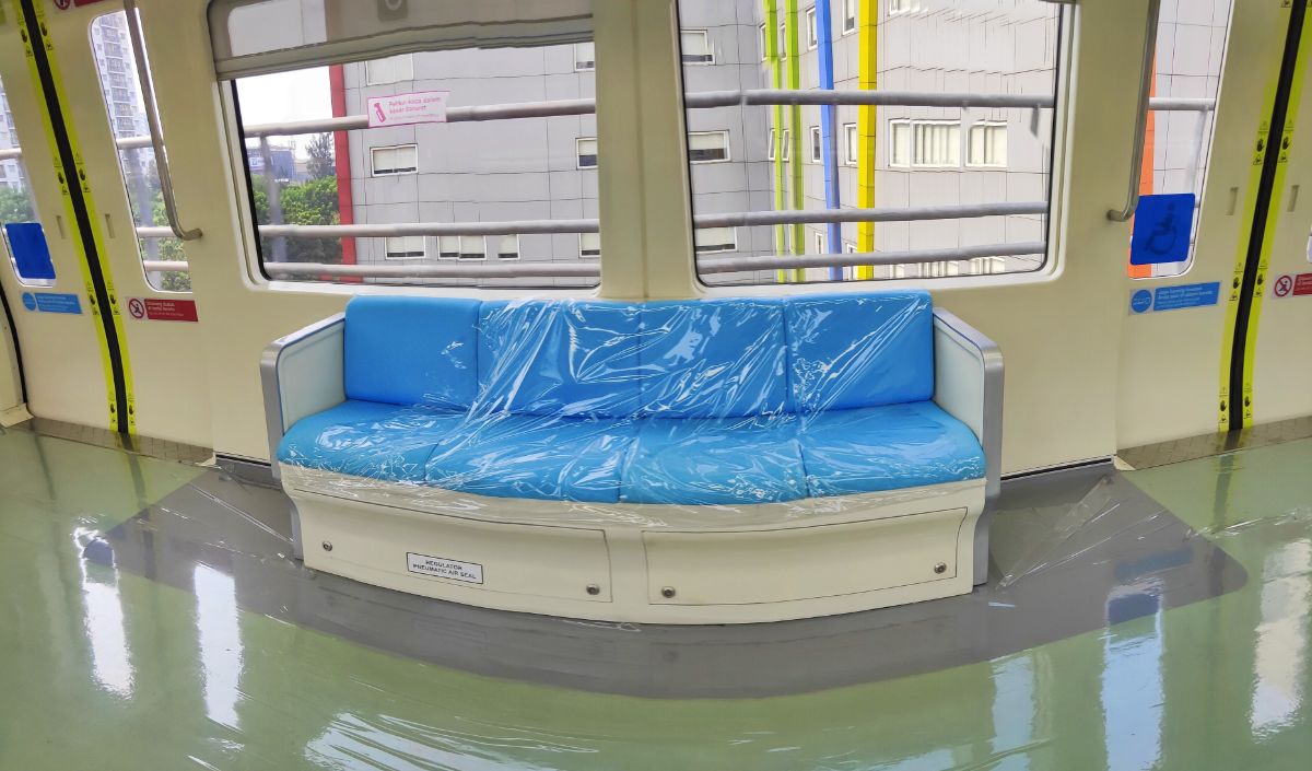 “Kursinya mini cuma muat untuk 4 orang & di kanan-kiri kursi ada sisa space kosong yg lumayan luas (mungkin masih bisa diisi kursi lagi?). Sandaran kursi tingginya cuma seperut agak membuat tidak nyaman saat menyender,”<br>