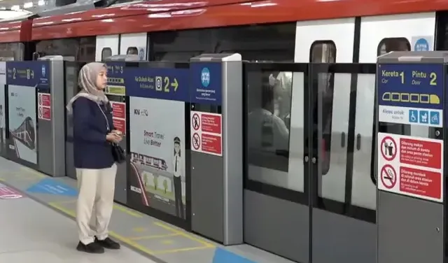 “Gangguan LRT Jabodebek Halim, stuck 30 menit dengan lampu dan AC mati. Hari ini (30/8) kereta LRT Jabodebek mengalami gangguan di Stasiun Halim. Rangkaian LRT terhenti di Halim sekitar 30 menit dengan kondisi lampu dan AC mati. Saat pintu terbuka, sebagian penumpang turun di Halim,”