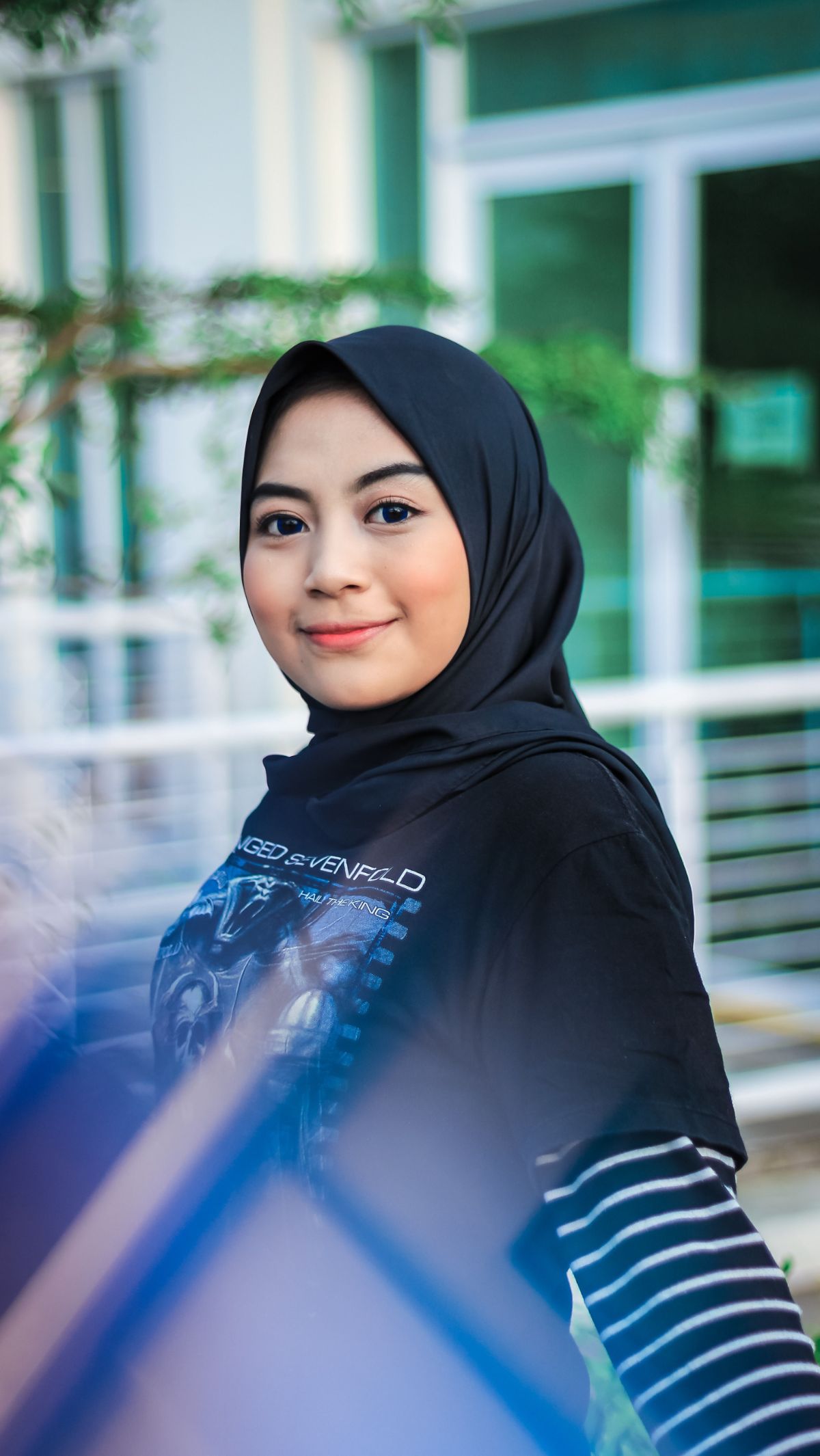 Takut Pipi Tumpah-Tumpah, MUA Ini Tunjukkan Trik Pakai Hijab yang Bikin Wajah Auto Tirus
