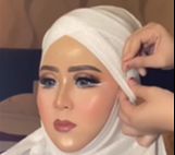 Takut Pipi Tumpah-Tumpah, MUA Ini Tunjukkan Trik Pakai Hijab yang Bikin Wajah Auto Tirus