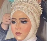 Takut Pipi Tumpah-Tumpah, MUA Ini Tunjukkan Trik Pakai Hijab yang Bikin Wajah Auto Tirus