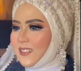 Takut Pipi Tumpah-Tumpah, MUA Ini Tunjukkan Trik Pakai Hijab yang Bikin Wajah Auto Tirus