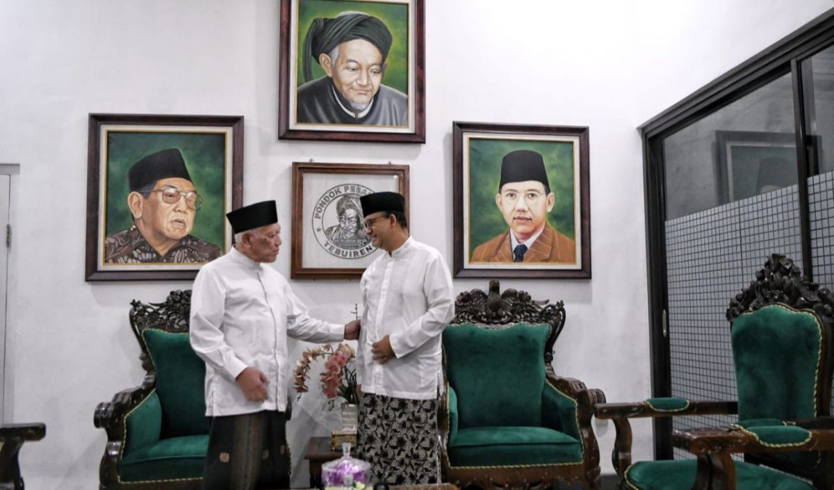 Ditemani Kakak Gus Baha Kunjungi Ponpes Tebuireng, Anies Kenang Pulang ...