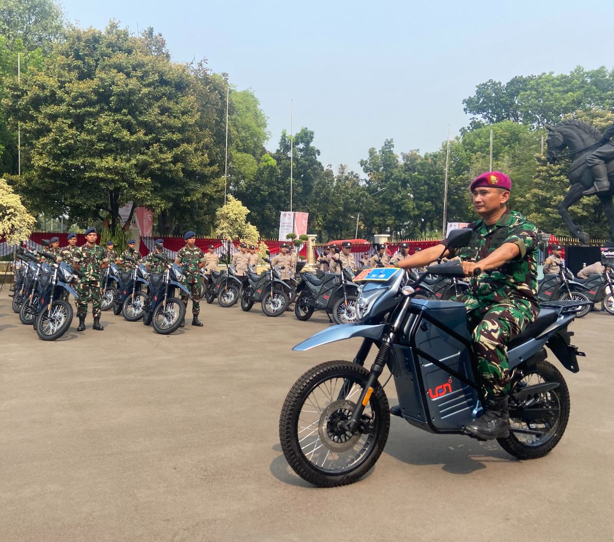 Menhan Prabowo Bagikan Unit Motor Trail Listrik Buatan Dalam Negeri Ke Tni Dan Polri