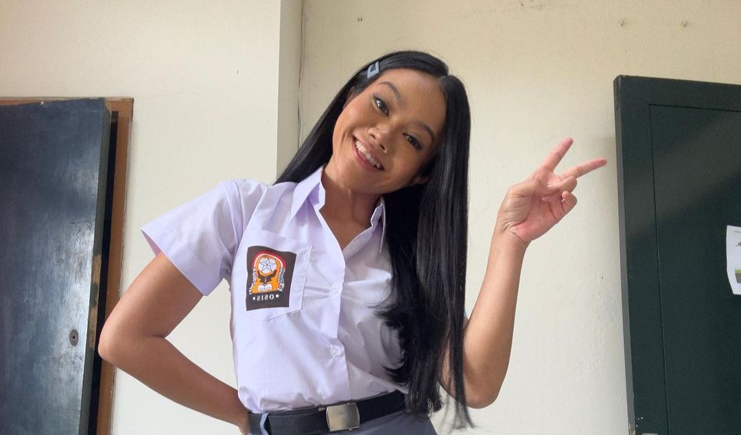Kalau aku benci banget sama kimia, tapi setelah aku mengikuti les dan ketemu dengan guru yang menyenangkan saat ngajar, aku jadi suka banget sama kimia