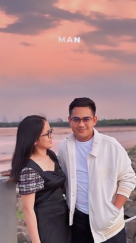 Tak jarang Putri dan Abdul membagikan momen ketika berlibur. Mereka terlihat serasi pakai kacamata.