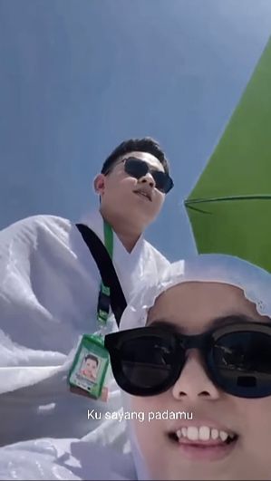 Terbaru mereka membagikan potret ketika sedang beribadah umrah.