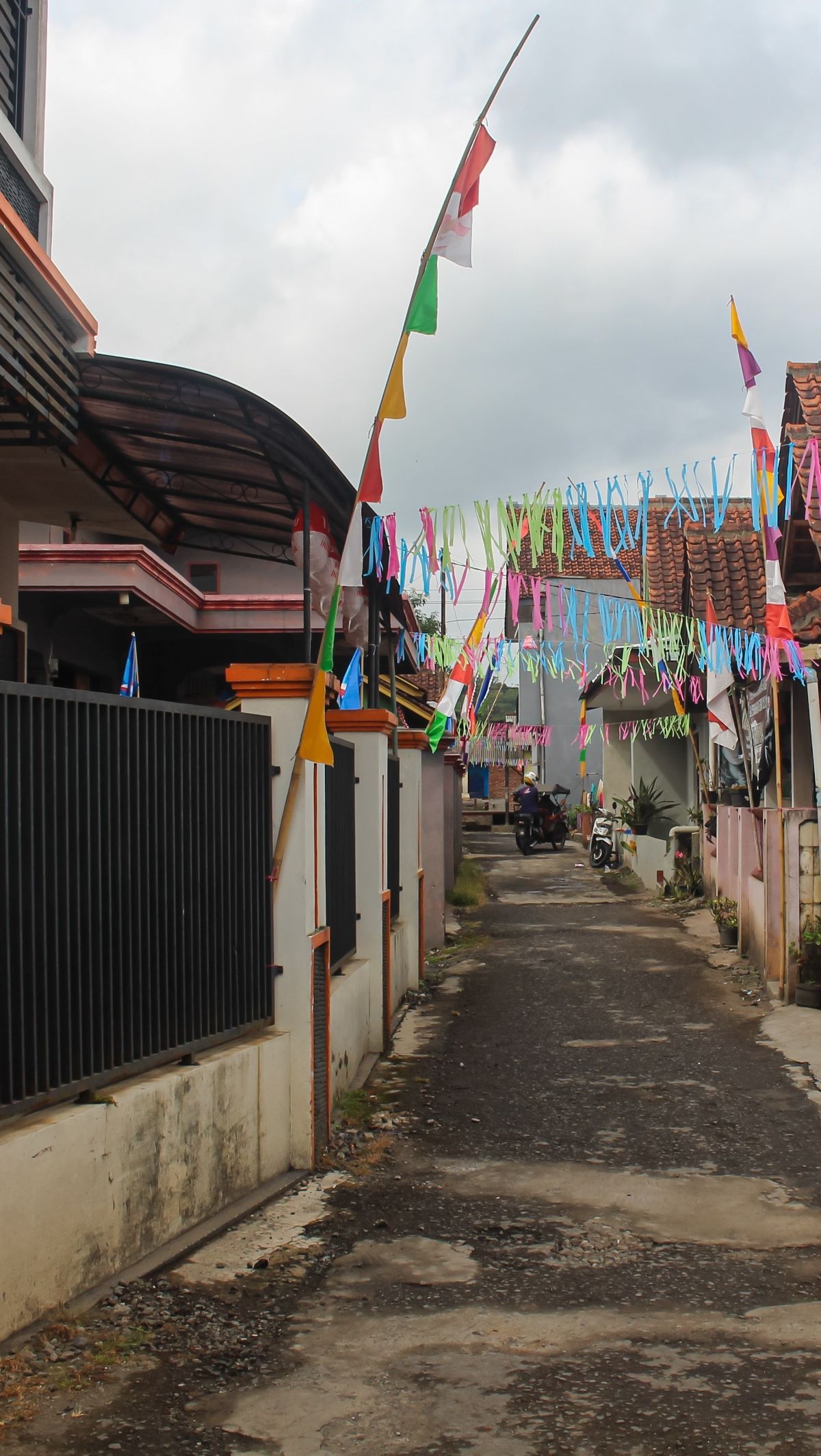 Jarak Rumah 5 Langkah, Wanita Curhat 10 Tahun Jadi Tetangga Mantan Suami Serasa Dipantau 24 Jam<br>