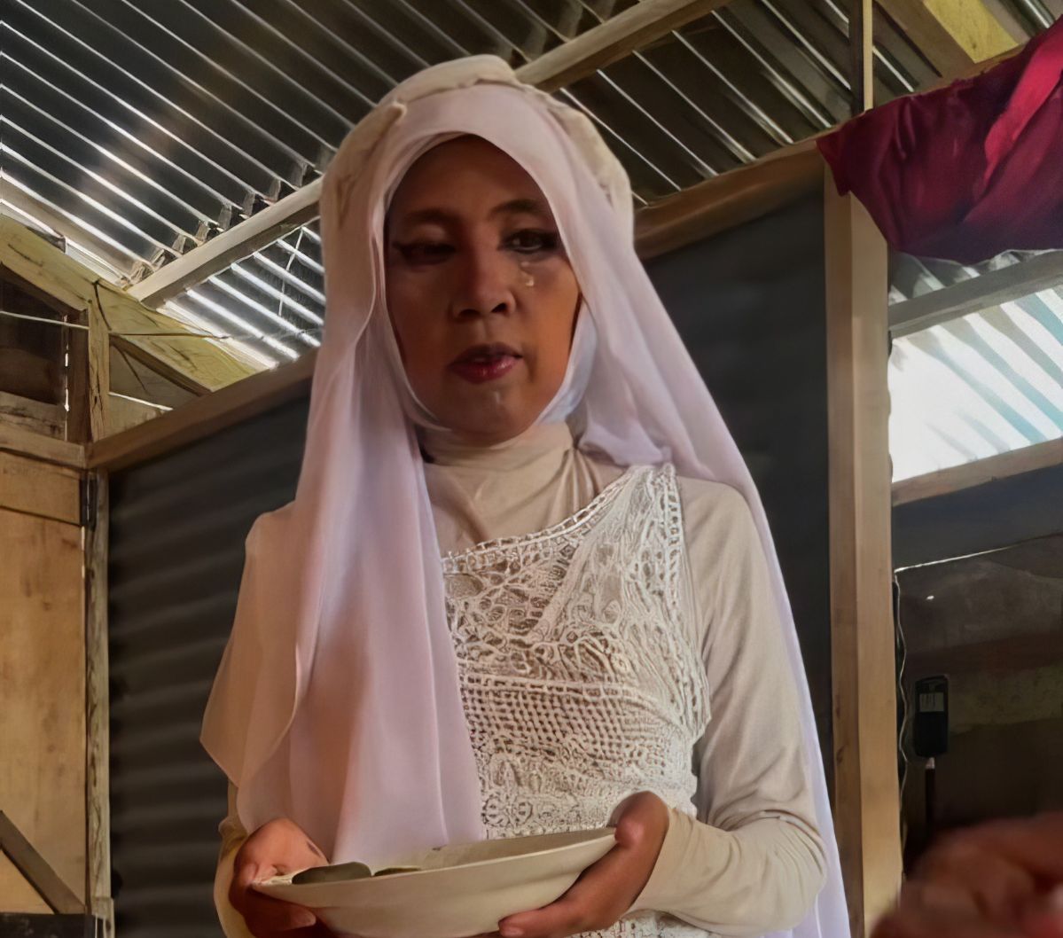 Istri Capek-Capek Masak Masih Pakai Baju Pengantin, Suami Malah Pilih Beli Mi Instant