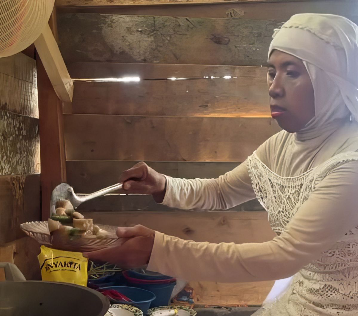 Istri Capek-Capek Masak Masih Pakai Baju Pengantin, Suami Malah Pilih Beli Mi Instant