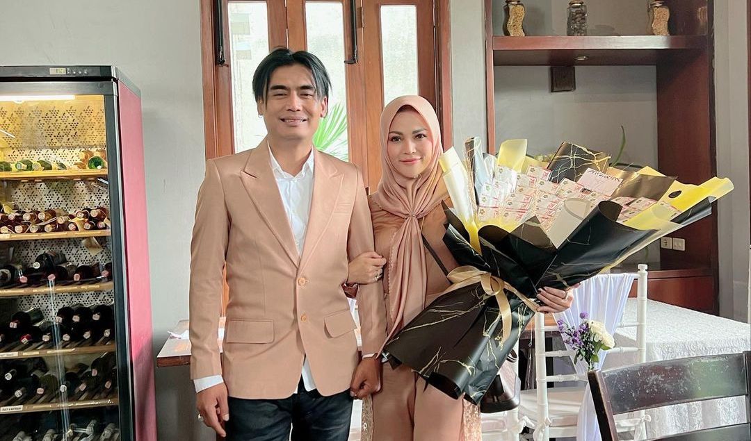 Charly Van Houten dan Shinta Regina