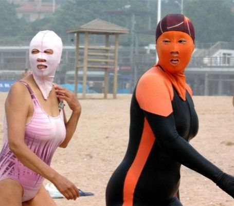 Besides wanting to look good, people are also concerned about their health. The intense sun can cause skin diseases and sunspots, so covering up is essential.