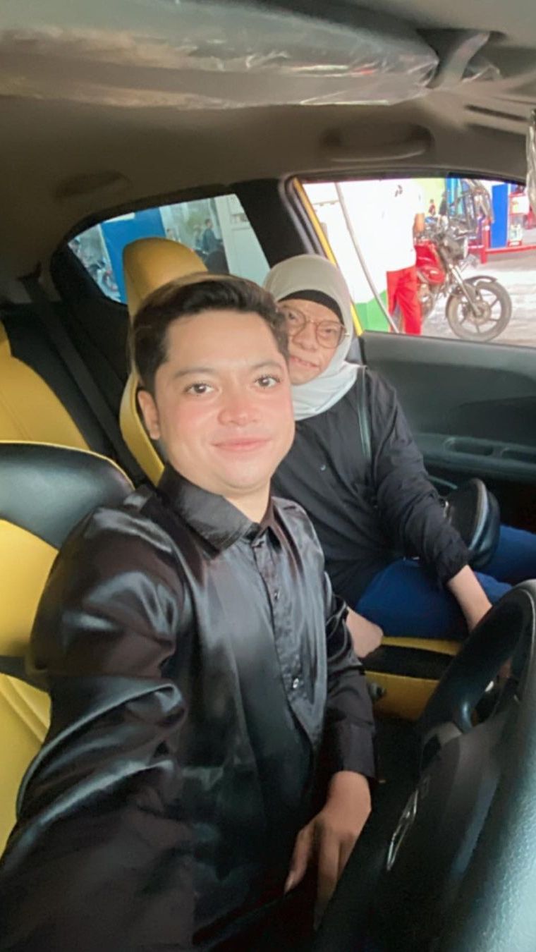 Rasyid juga tak segan untuk mengajak Yuni menghadiri acara-acara penting. Keduanya tampil serasi dengan busana serba hitam.