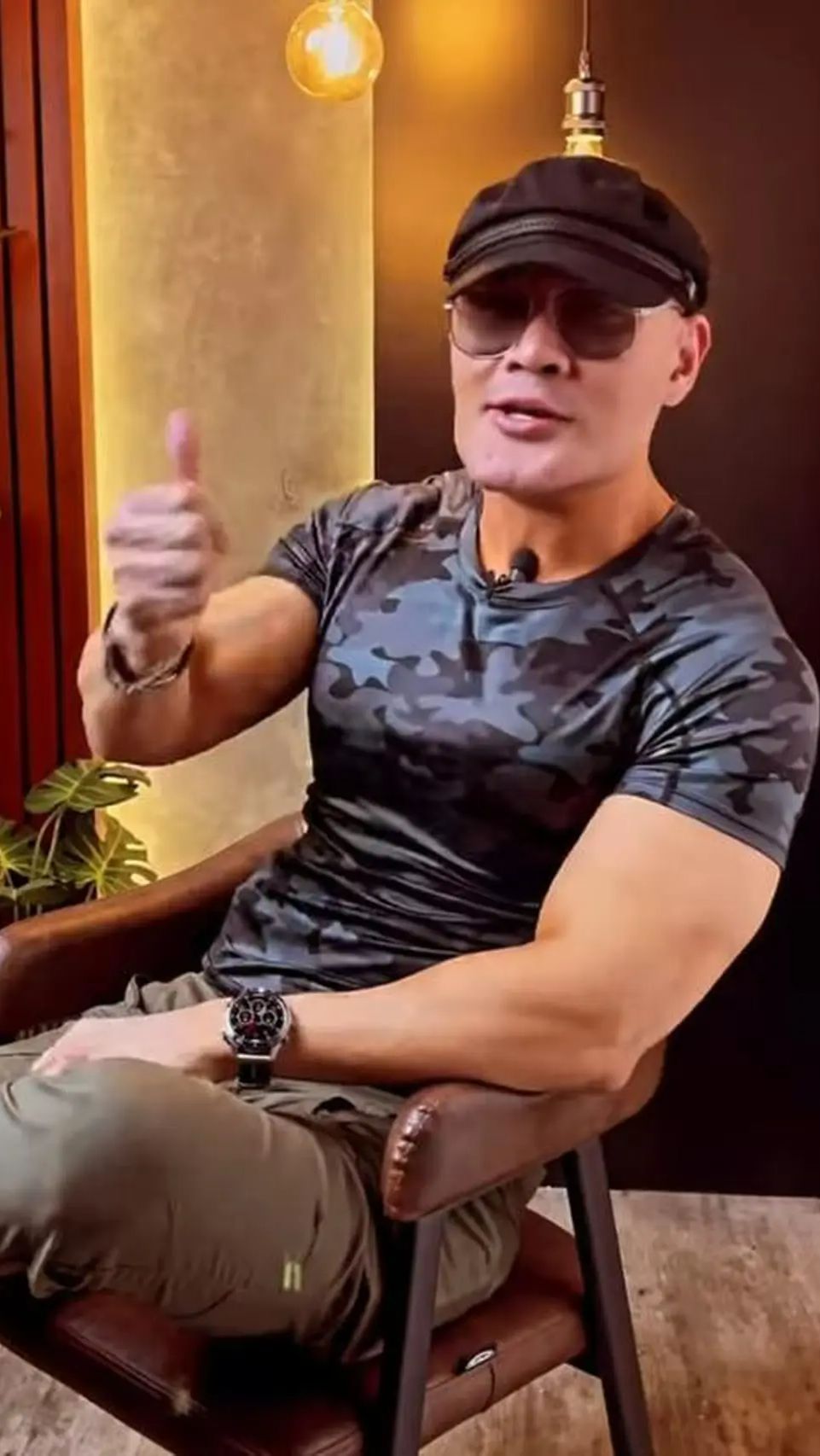 Terbaru, penampilan Deddy Corbuzier kembali menarik perhatian terutama di bagian dagu.