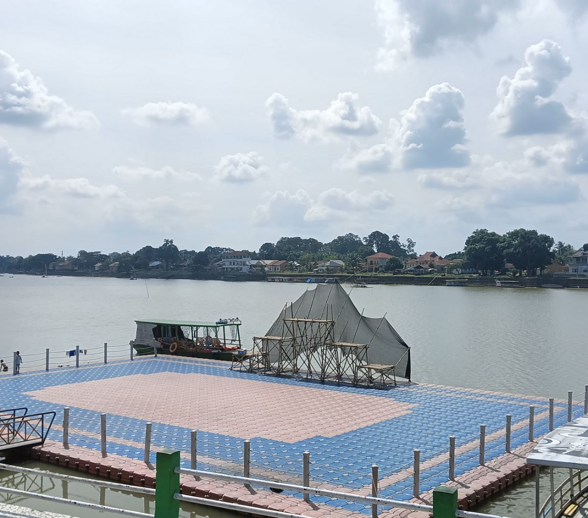 Kapal wisata yang membawa rombongan Wakil Wali kota Jambi dan jajaran Kemendikbudristek mengalami masalah saat berlayar di Danau Sipin, Jambi.