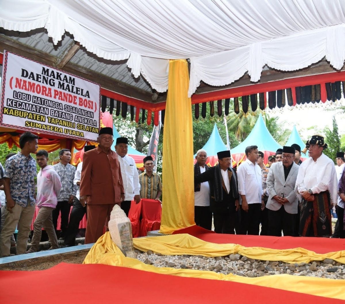 Provinsi Sumut merupakan salah satu daerah yang menyimpan banyak situs-situs dan benda bersejarah. Salah satunya adalah makam Namora Pande Bosi yang sudah berusia kurang lebih 700 tahun di Desa Sigalangan, Tapanuli Selatan.