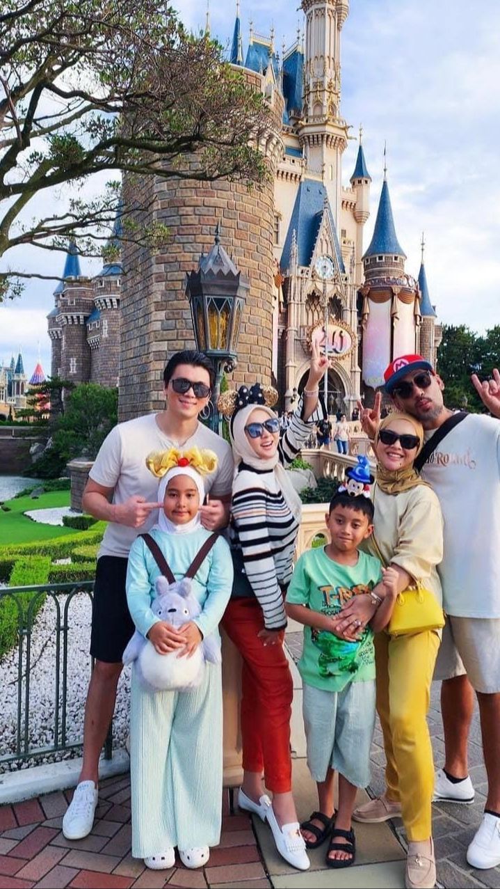 Momen Penuh Kehangatan Syahrini Bareng Keluarga Adik Liburan di Disneyland Jepang