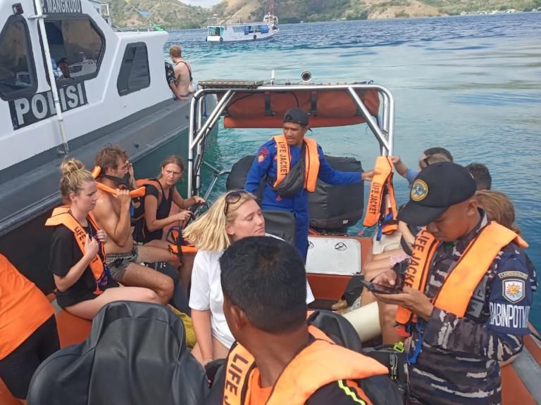 Kapal Wisata Kembali Kandas di Labuan Bajo, Puluhan Turis Asing Diangkut Kapal Penyelamat