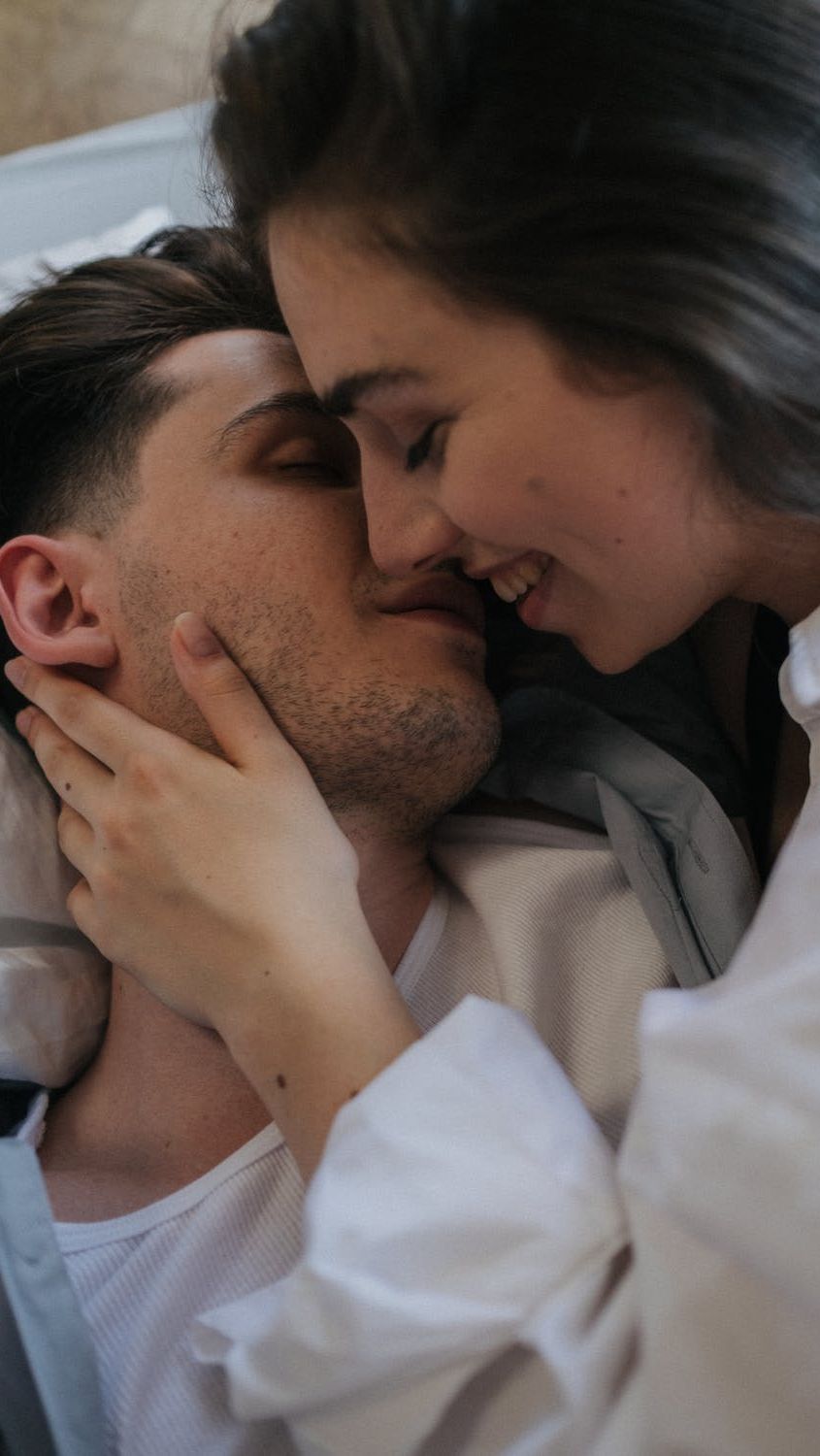 Coba saat foreplay, gunakan jemarimu dengan memberikan sentuhan lembut pada tengkuknya, lalu cium tengkuk priamu, sambil membisikkan kata-kata romantis untuknya