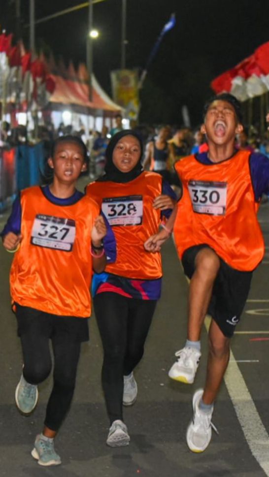 Disambut Antusias Warga Ratusan Pelari Terkesan Banyuwangi Night Run