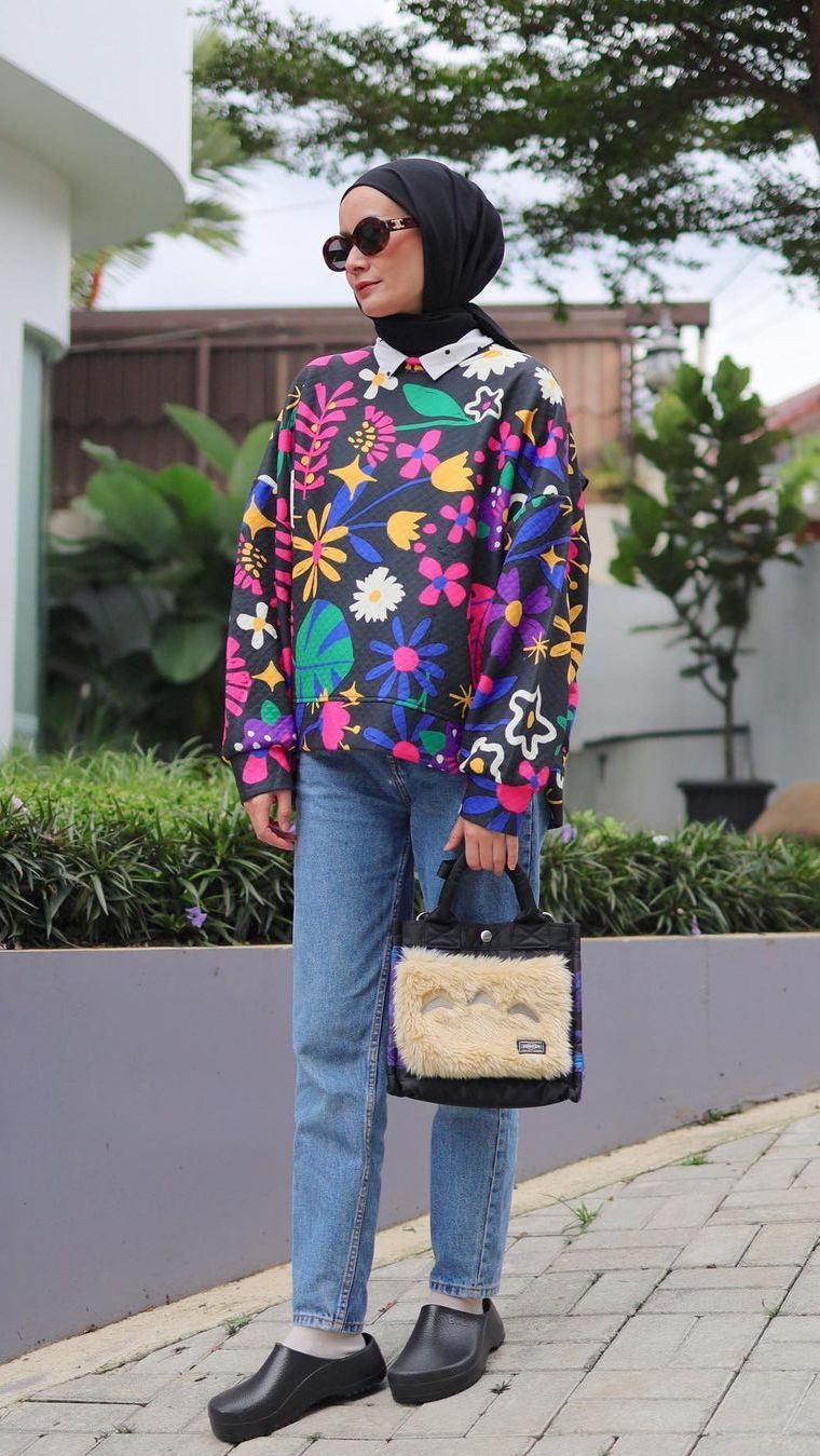 Look colorful Dhatu ini memikat.  Padukan kaus lengan panjang dengan motif seru penuh warna dengan jeans. Kacamata hitam membuat tampilan makin keren! Mana style Dhatu kesukaanmu? (x)