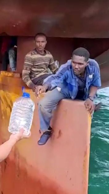 4 Migrants Survive in the Atlantic Ocean After 14 Days On Ship’s Rudder