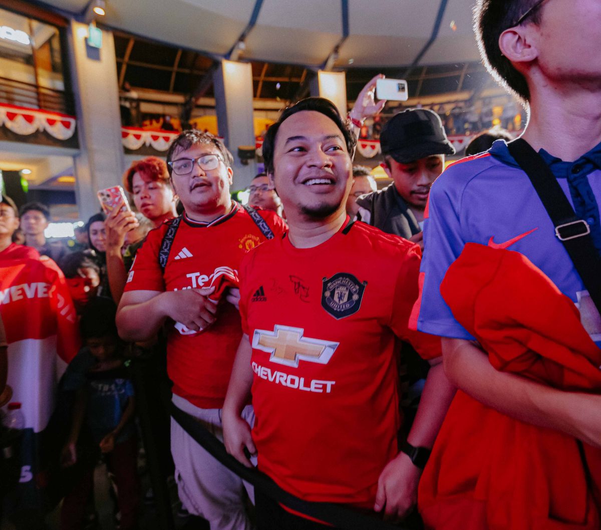 Kehadiran Schmeichel membuah heboh dan histeris fans. 

Mereka langsung menyanyikan yel-yel khas Manchester United dan chant untuk Peter Schmeichel.