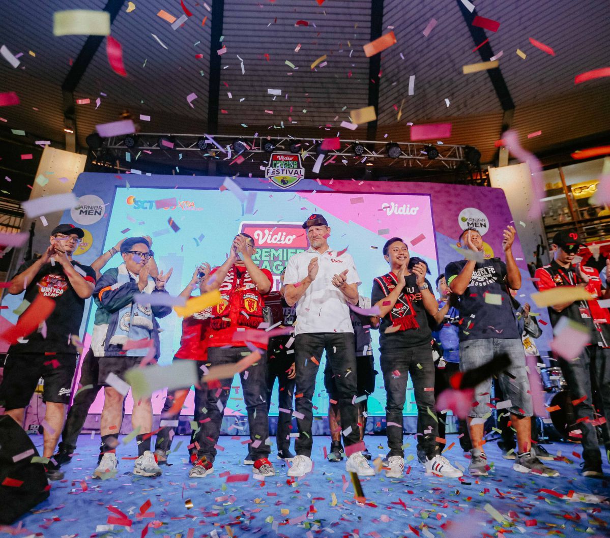 Kiper legendaris Manchester United, Peter Schmeichel, foto bersama fans saat menghadiri acara Vidio Premier League Festival di Cilandak Town Square, Jakarta, Sabtu (5/8/2023).