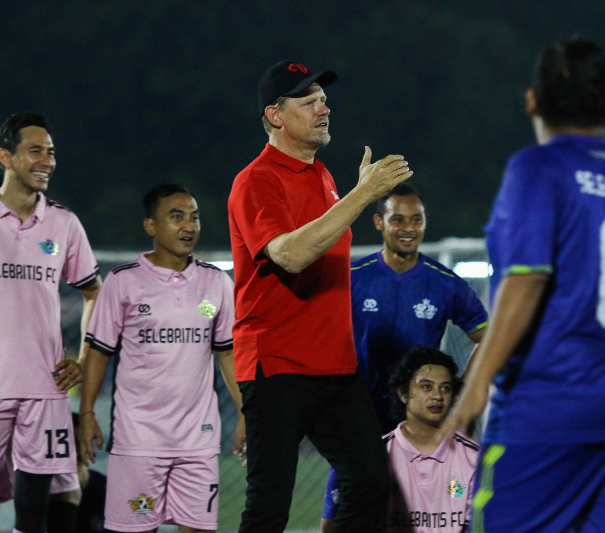 Legenda Manchester United (MU) Peter Schmeichel menghadiri fun football tim Selebriti FC di kawasan Pancoran, Jakarta, Minggu (6/8/2023). Dalam laga ini, Schmeichel juga memberi saran dan wejangan kepada Selebriti FC.