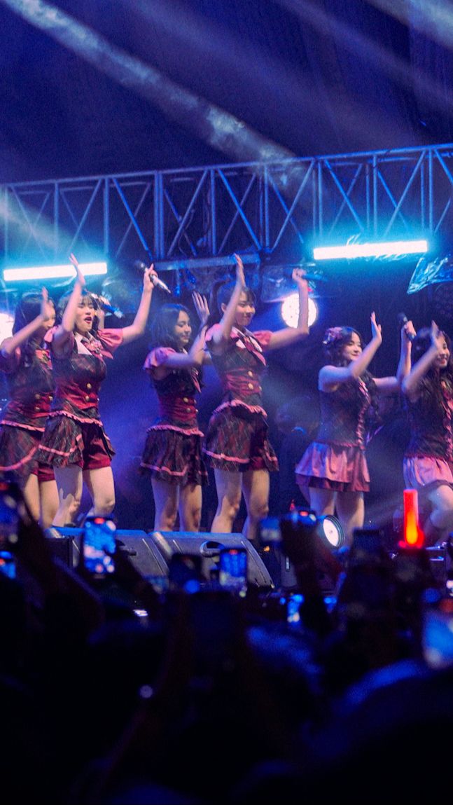 Selama berjalannya acara, personel JKT 48 satu per satu memperkenalkan diri bikin salfok para fansnya.