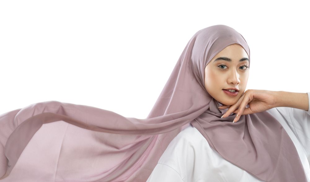 1. Oleskan Kondisioner Tanpa Bilas Sebelum Tidur