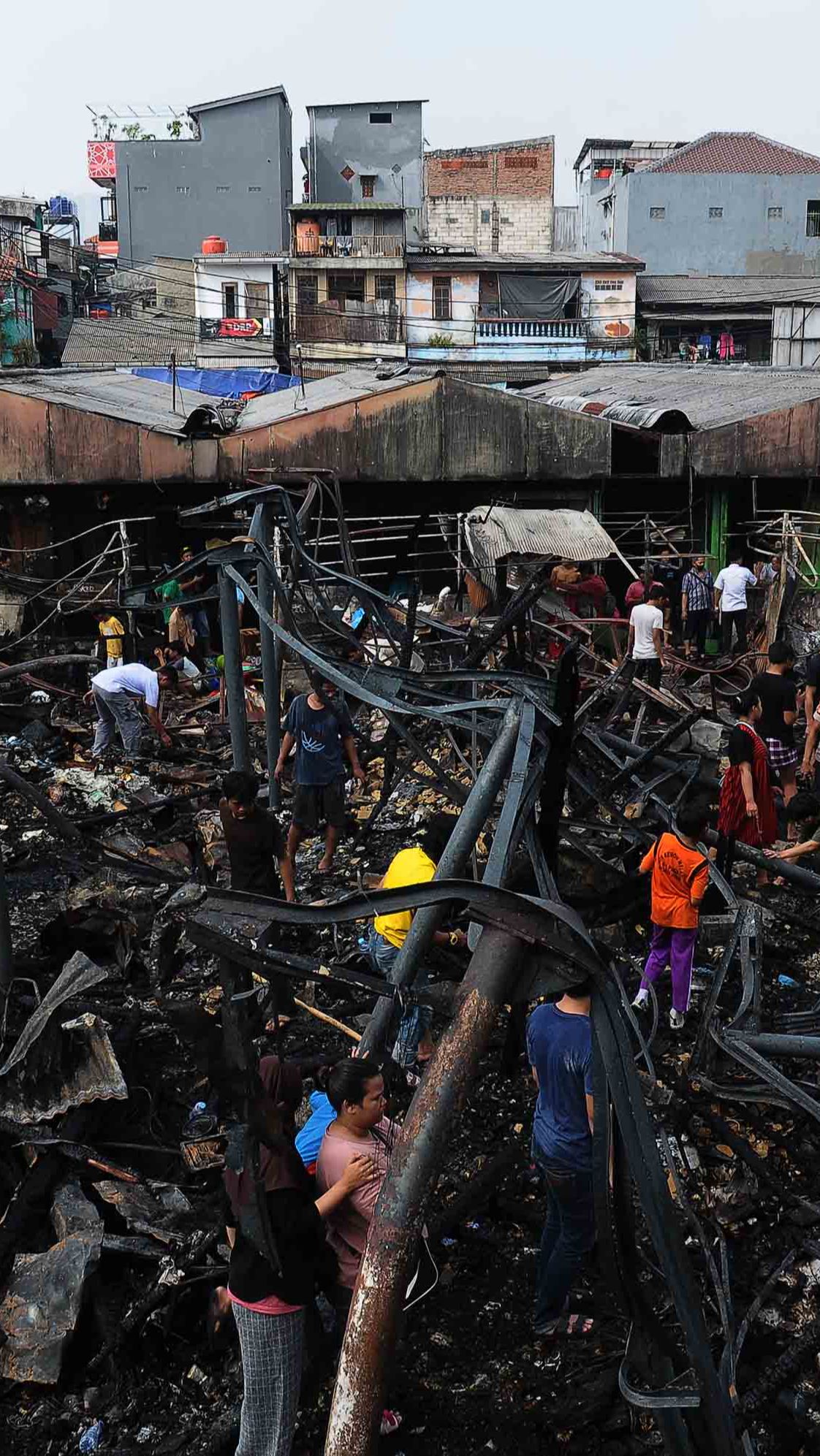 Sebanyak 18 unit mobil pemadam kebakaran telah dikerahkan ke lokasi untuk mengendalikan kobaran api yang melahap ratusan kios.