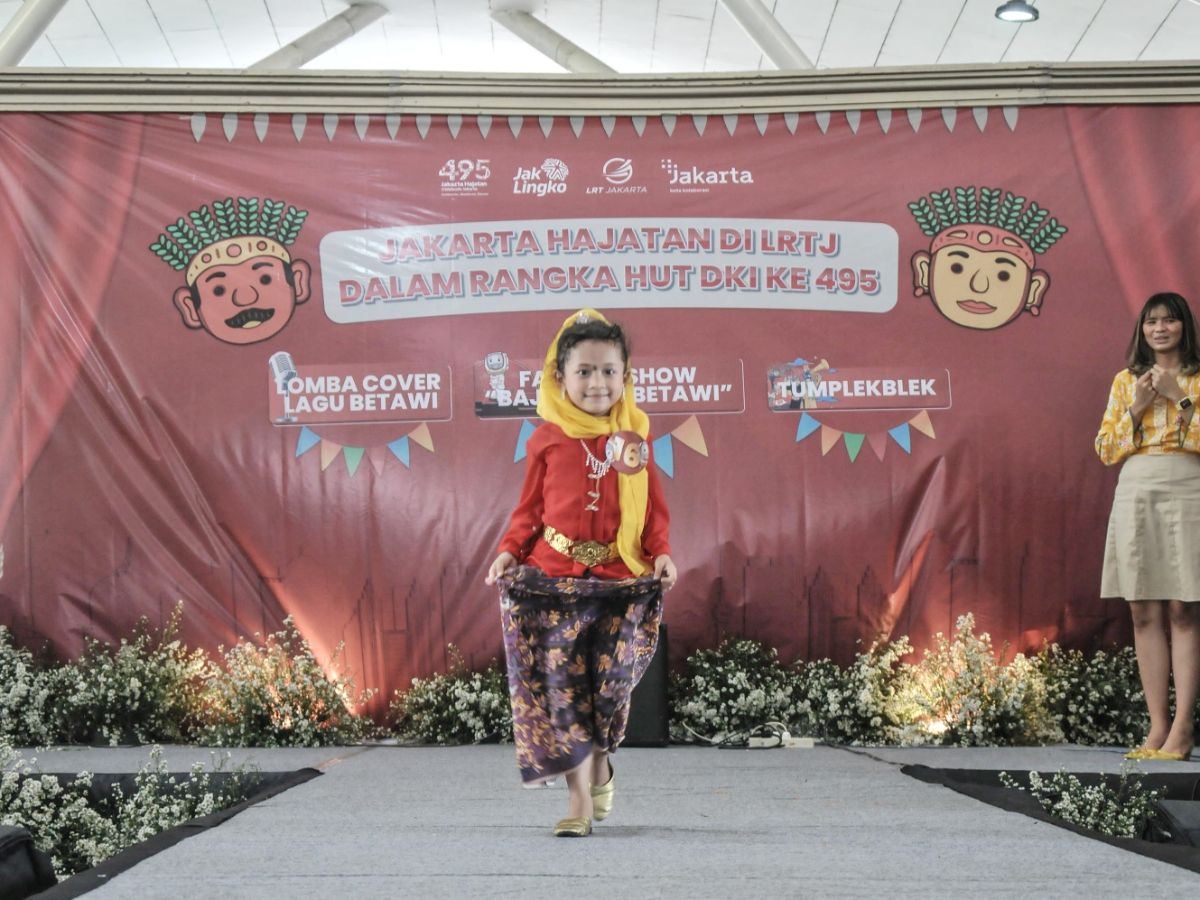 2. Baju Adat Betawi (Kebaya Encim atau Kerancang)