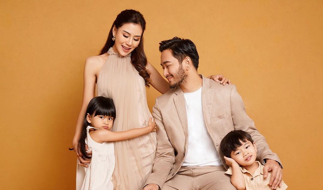 Jeje juga menuliskan caption seolah mengungkap rencana untuk memberi adik pada Zayn dan Zunaira.