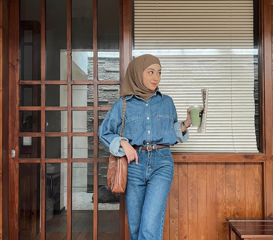 Inspirasi OOTD Hijab Simple Dengan Jeans Anti Gagal Ala Selebgram