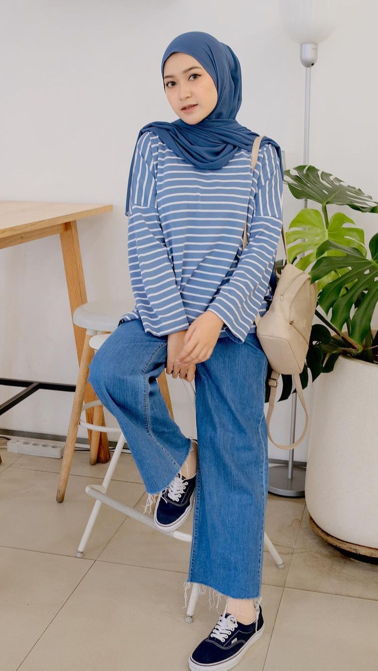 Inspirasi OOTD Hijab Simple dengan Jeans Anti Gagal ala Selebgram