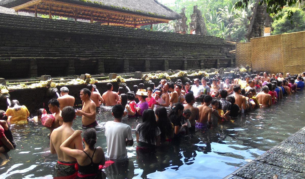 Bukan Hanya Sekedar Tren, Ini Manfaat Dari Tradisi Melukat Di Bali