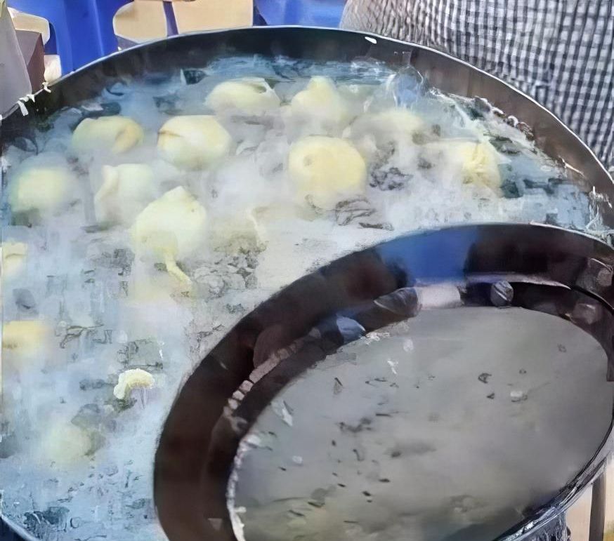Street Food Unik dari India Berbahan Tomat Segar Ini Disebut Mirip Makanan Bebek: Ditepungi dan Digoreng, Tapi Endingnya Dihancurkan