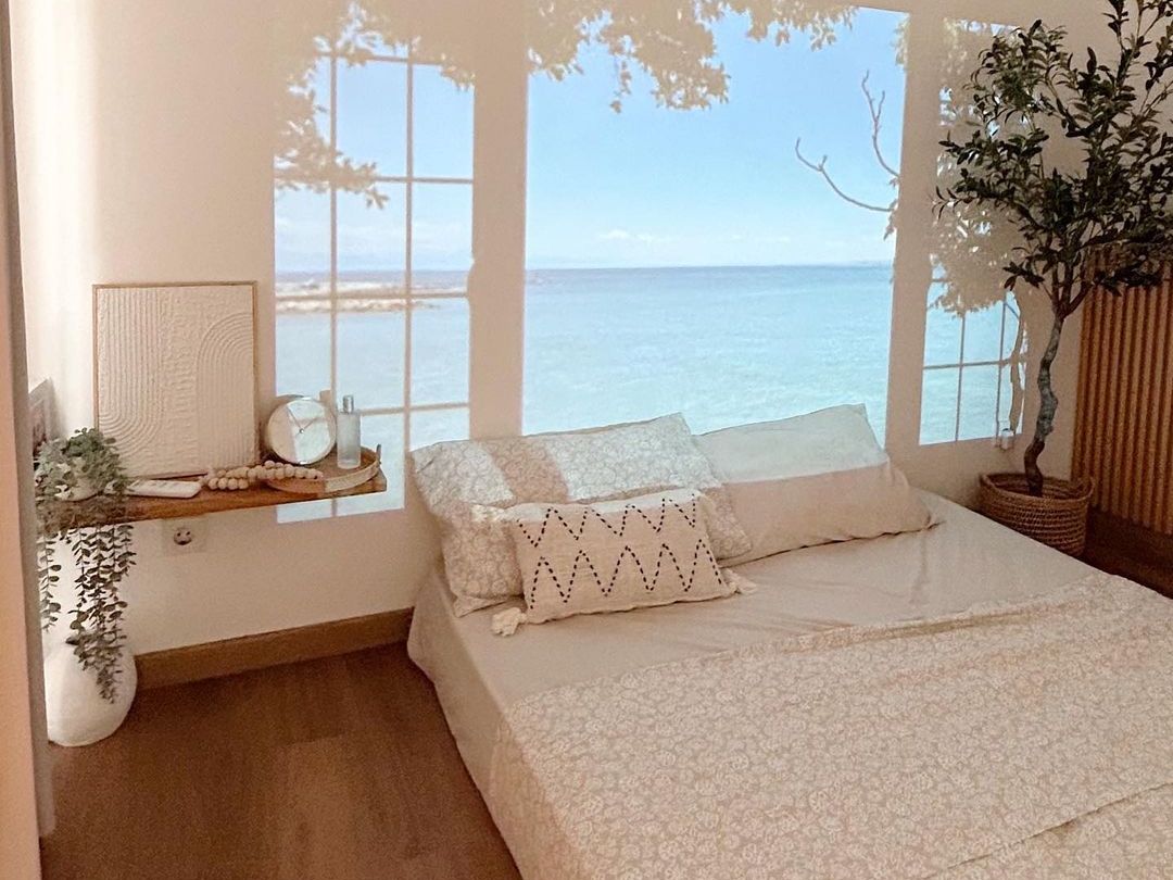 Tempat Tidur Lesehan di Master Bedroom, Keren Didekor ala Resort